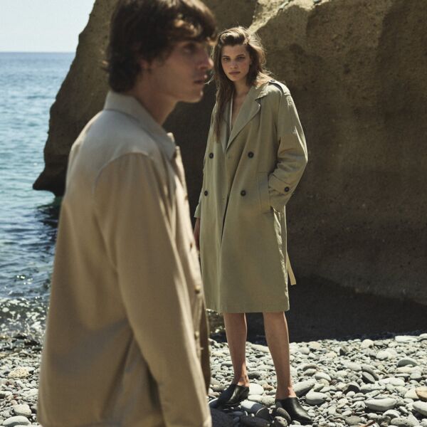Weibliches und Männliches Modell in stylischen Jacken von Marc O'Polo posieren an einer steinigen Küste