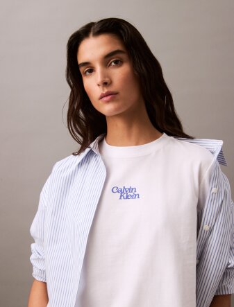 SS FLOCKED LOGO CN TEE